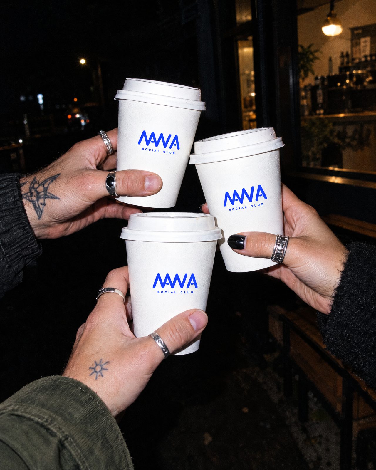 Ansto\u00dfen mit Club-Kaffeebechern