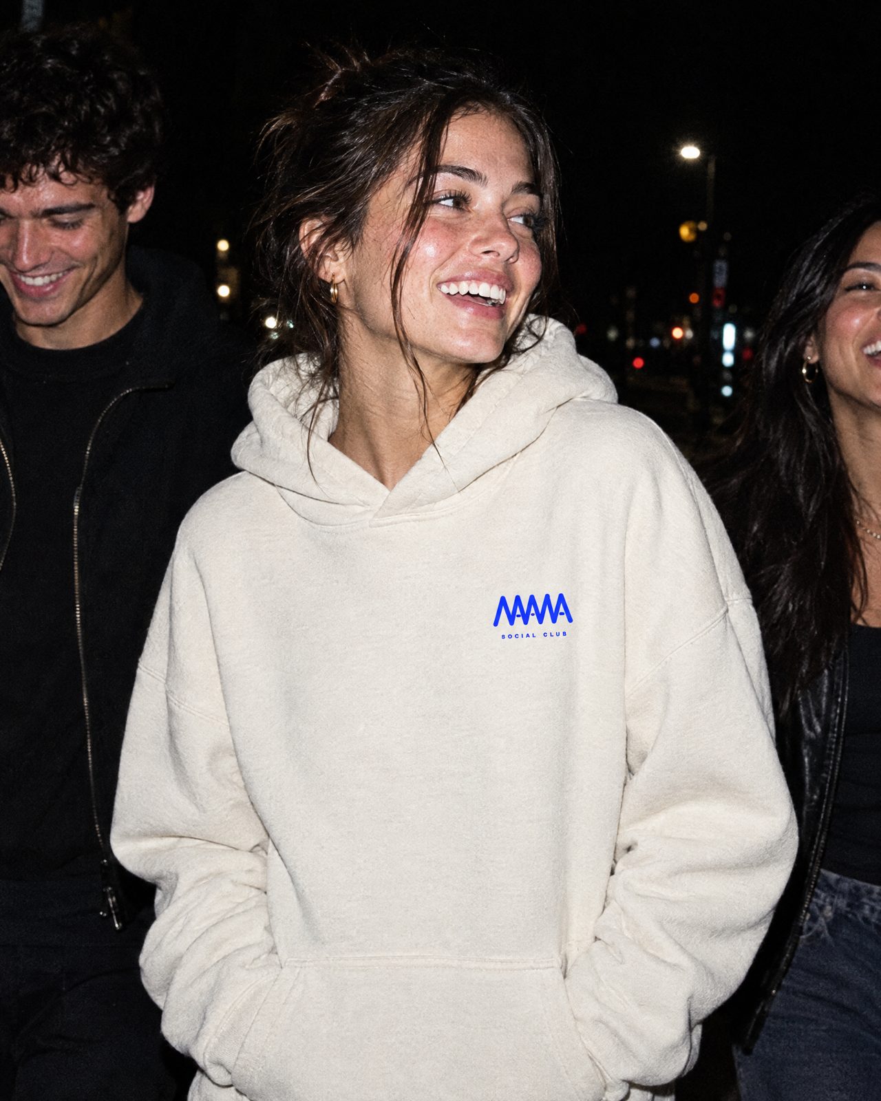 Ecru Hoodie mit kleinem Logo auf der Brust