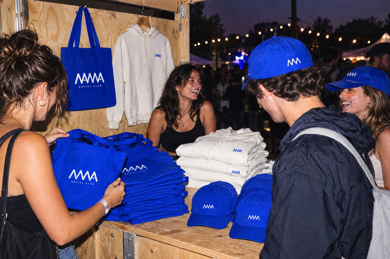 Merch-Stand auf dem Festival bei Nacht