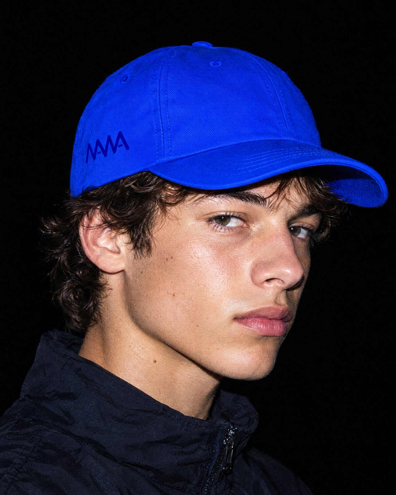 Blaue Cap mit gesticktem Signet