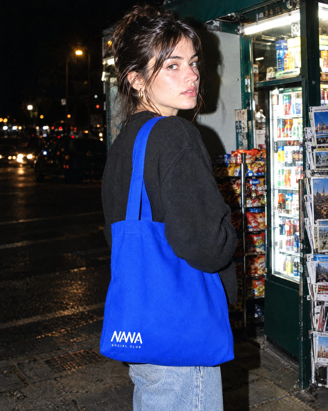 Blauer Jutebeutel mit kleinem wei\u00dfem Logo an einem Kiosk